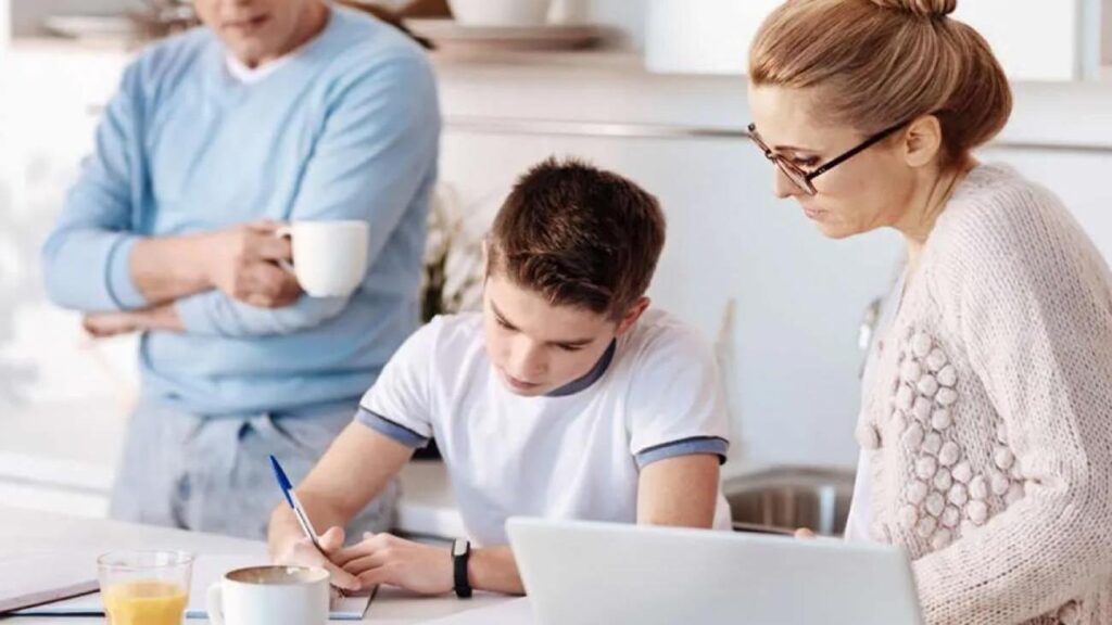 Ebeveynlere değerli ikaz: Helikopter ebeveynlik çocuklarda riskli davranışlara yol açabilir