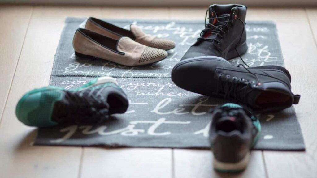 Ayakkabılarımızla bir arada konuta girmemek neden kıymetli?