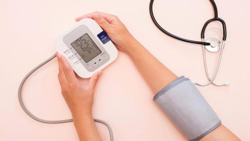 Herkes merak ediyor: Tansiyon hangi koldan ölçülmeli?