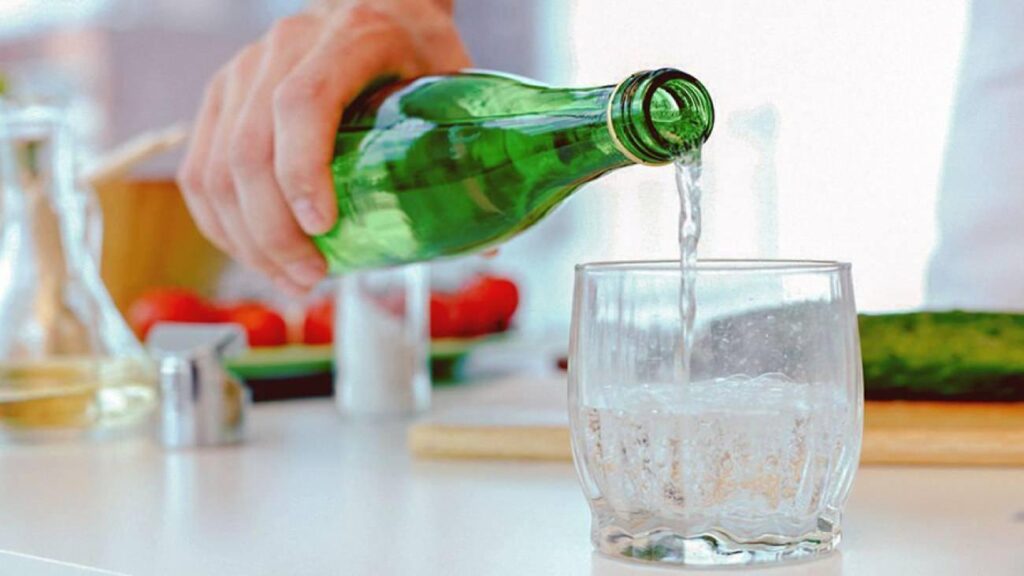 Maden suyunu ne vakit içtiğiniz önemli! Uzmanlardan 30 dakika kuralı uyarısı