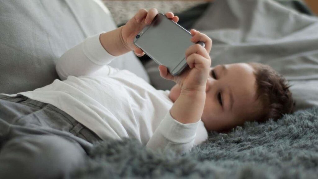 Uzman hekimden ekran bağımlılığı uyarısı: Çocuklarda konuşmayı geciktiriyor!
