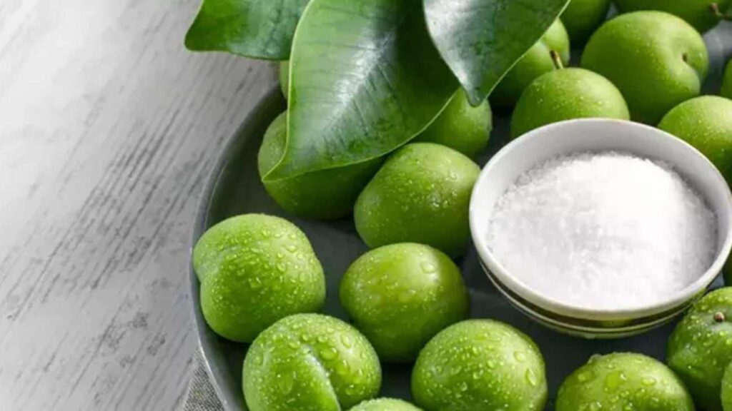 Yeşil erik yerken dikkat: Sayısız yararı var lakin tuz serpmeden yiyin!