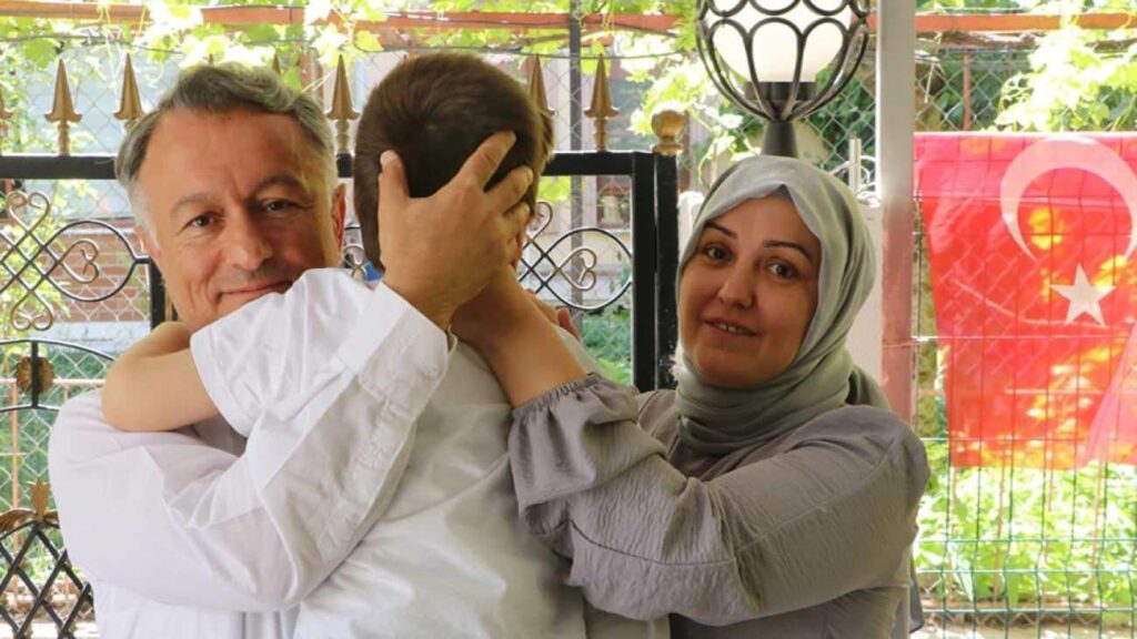 4 çocuklu bir çift otizmli Fırat’a kollayıcı aile oldu