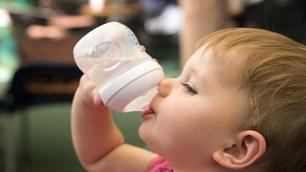 Bebekler su içebilir mi? Yaz aylarında bebeklerde su tüketimi