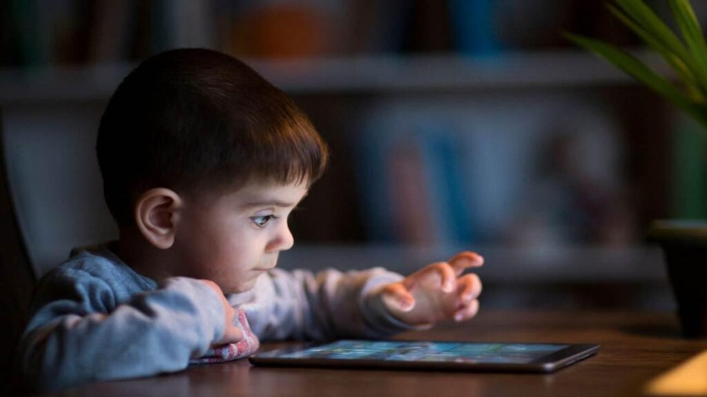 Dijital ortamda nesiller ortası uçurum: Çocuklar anlıyor, yetişkinler yanılıyor