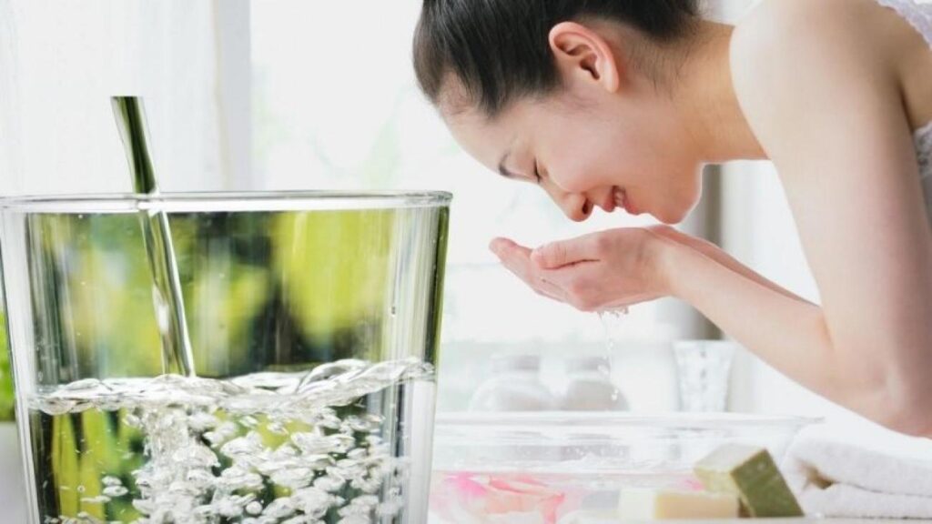 Maden suyuyla yüz silmek nitekim işe yarıyor mu? Uzmanlar açıkladı!