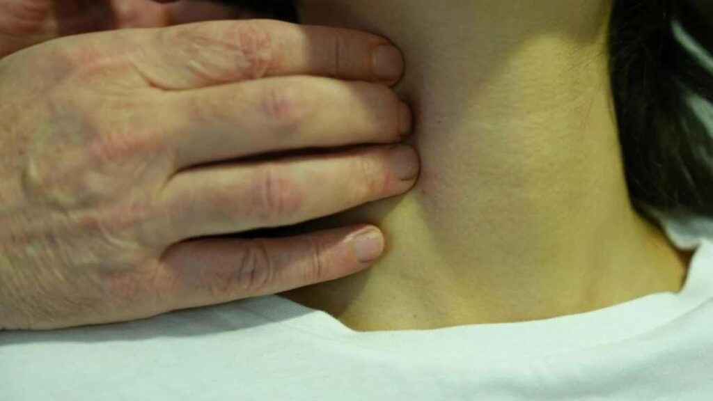 Uzmanından ikaz: Boynunuzda şişlik mi var? Aman dikkat