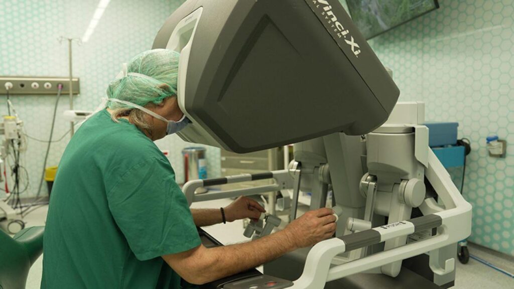 Çığır açan formül: Neşterin yerini robot kolları aldı!