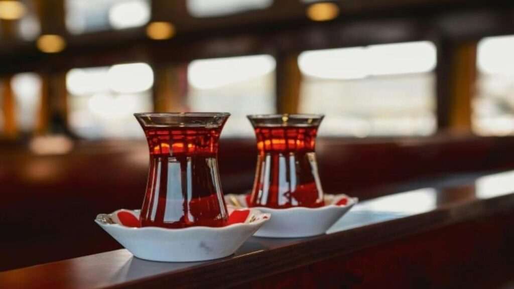 Harvard’lı hekimden çay içenlere çarpıcı ikaz: Bu kusurlar bağırsak ve karaciğeri etkiliyor!